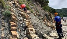 Южноуральские туристы застряли на скале в Геленджике